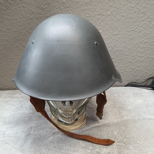 Stahlhelm DDR Modell 56-C aussen mit 3 Nieten gestempelt 11 50