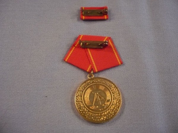 Medaille für ausgezeichnete Leistungen in den bewaffneten Organen des Ministeriums des Innern, in Gold