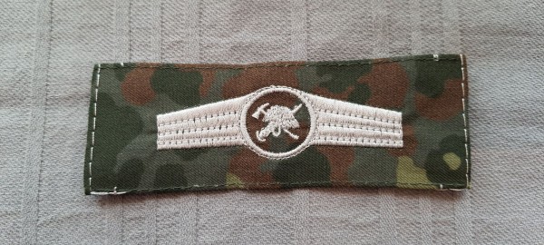 Tätigkeitsabzeichen Brandschutzpersonal in silber maschinengestickt auf flecktarn