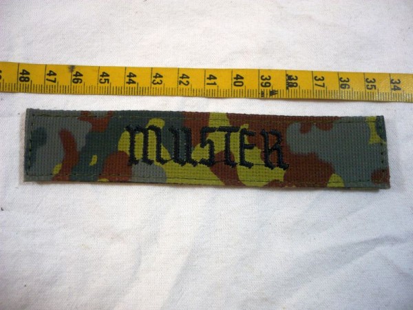 Namenstreifen, schwarz auf flecktarn in altdeutsch maschinengestickt mit Klett, Namen zum Aussuchen- Namen A bis Z