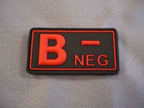 Blutgruppen Abzeichen B- NEG, rot auf schwarz Gummi mit Klett