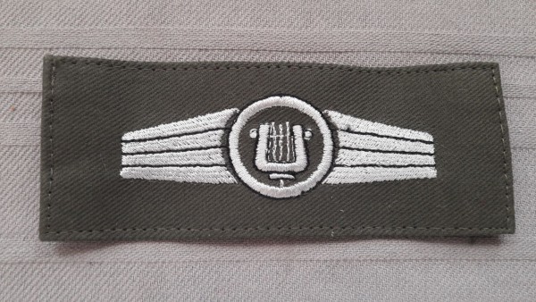 Tätigkeitsabzeichen Militärmusikpersonal, silber auf oliv maschinengestickt