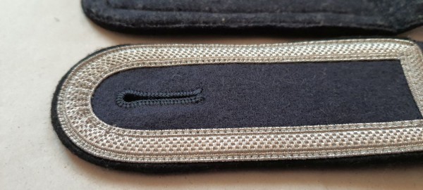 Schulterklappen Unterfeldwebel, blaugrau mit schwarzer Paspel, ältere Fertigung