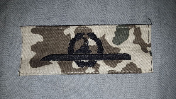 Tätigkeitsabzeichen U-Boot Personal schwarz auf wüstentarn / Tropentarn