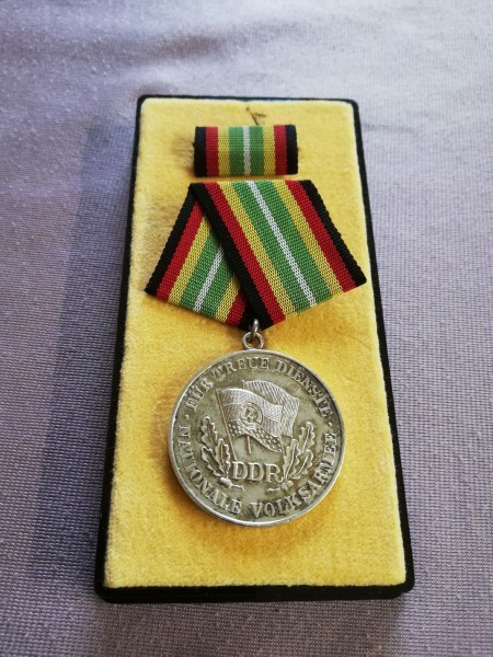 DDR Medaille für treue Dienste in der NVA in Silber Bartel 150f