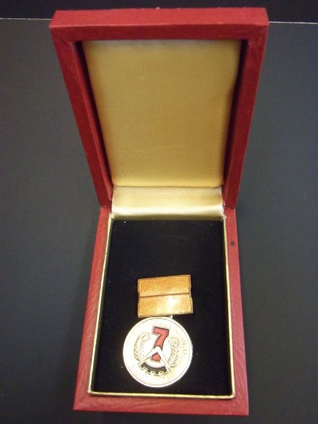 Abzeichen, Aktivist des 7 Jahresplan, 5 Stück Siehe Bild !!