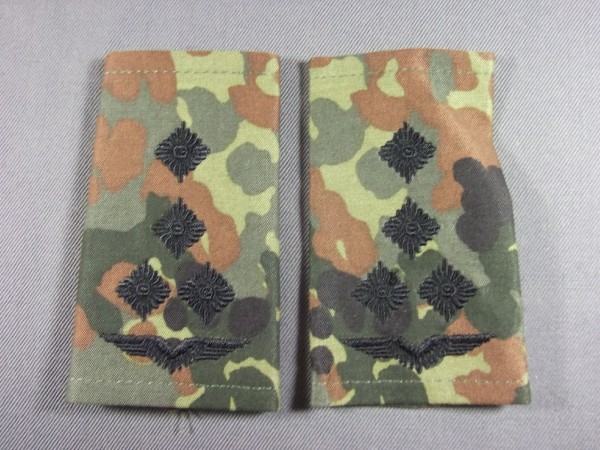Rangschlaufen Stabshauptmann schwarz auf flecktarn mit Schwinge
