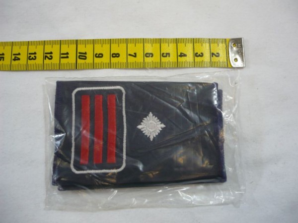 Allgemein: Rangschlaufen mit Funktionsabzeichen Feuerwehr weiße Umrandung mit drei roten Balken, darüber ein weißer Stern