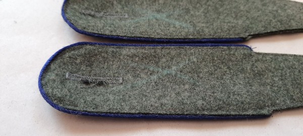 Schulterklappen Mannschaften, feldgrau mit blauer Paspel