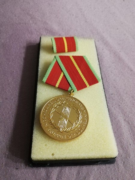 DDR Grenztruppen Verdienstmedaille der Grenztruppen der DDR in Gold 280c