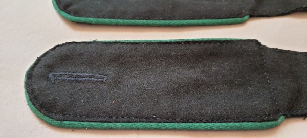 Schulterklappen Mannschaften, schwarz mit grüner Paspel