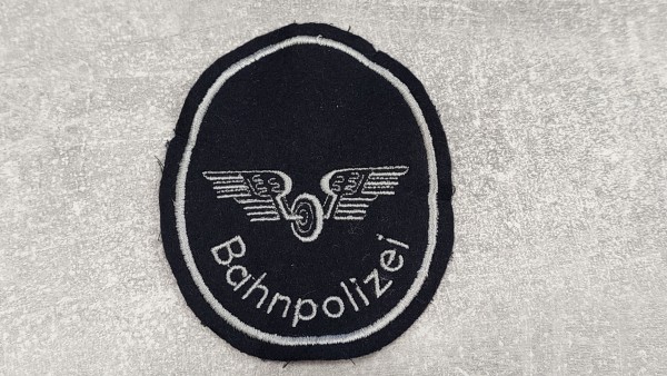Armabzeichen Bahnpolizei mit Flügelrad auf blau
