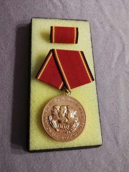 DDR Verdienstmedaille der Nationalen Volksarmee Bronze Bartel 147h