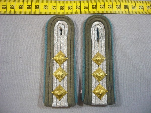 Schulterklappen, Luftverteidigung, Stabsfähnrich, 3 Sterne in matt grau, mit Schlaufen