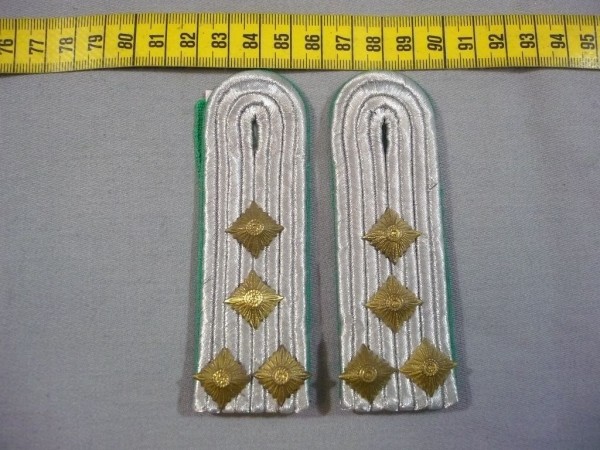 Schulterklappen, Grenztruppen, Hauptmann, 3 goldene Sterne, mit Schlaufen, Neu