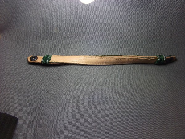 Allgemein: Mützenriemen/ Sturmriemen Polizei in grün mit 2 silbernen Streifen