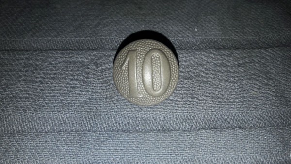 Knopf 19mm feldgrau gekörnt Zahl " 10 " mit RZM M 5/71