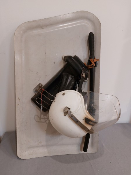 DDR Helm Einsatzhelm, Schutzschild / Einsatzschild, Schlagstock VoPo Volkspolizei Original