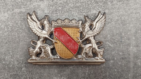 Bundesrepublik Baden frühes Mützenabzeichen der Polizei und Justizbeamten Metall mit Greif und Wapp