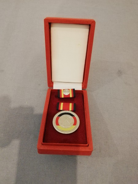 DDR Verdienstmedaille der DDR mit Interimspange im Etui
