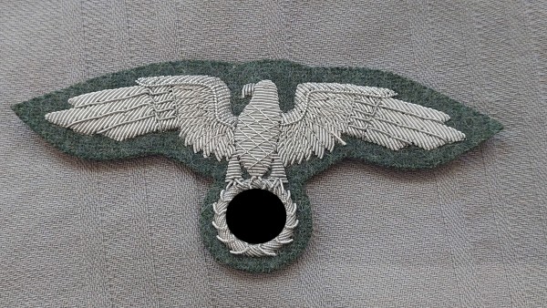 Mützenadler für Offizier Diplomatisches Korps silber auf feldgrau handgestickt