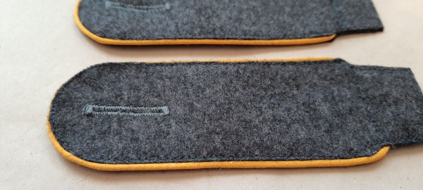 Schulterklappen Mannschaften, blaugrau mit goldgelber Paspel