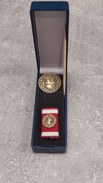 Niedersachsen Einsatzmedaille Hochwasser 2023 Bandschnalle und Ansetcker in Etui