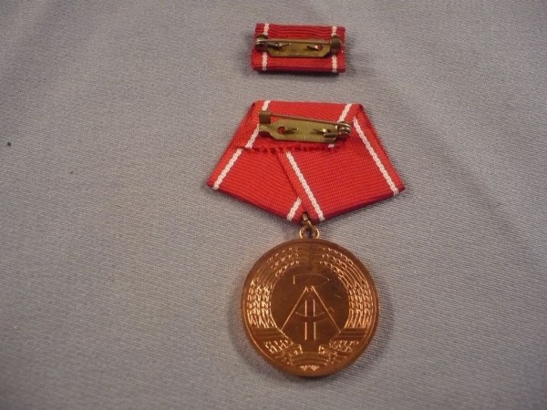 Medaille für ausgezeichnete Leistungen in den Kampfgruppen der Arbeiterklasse in Gold