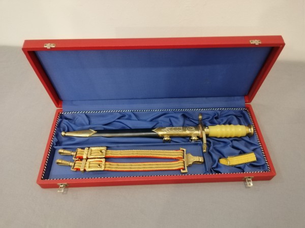 DDR Generalsdolch Landstreitkräfte mit Gehänge Nummer 04835 und Hänger im Roten Etui--