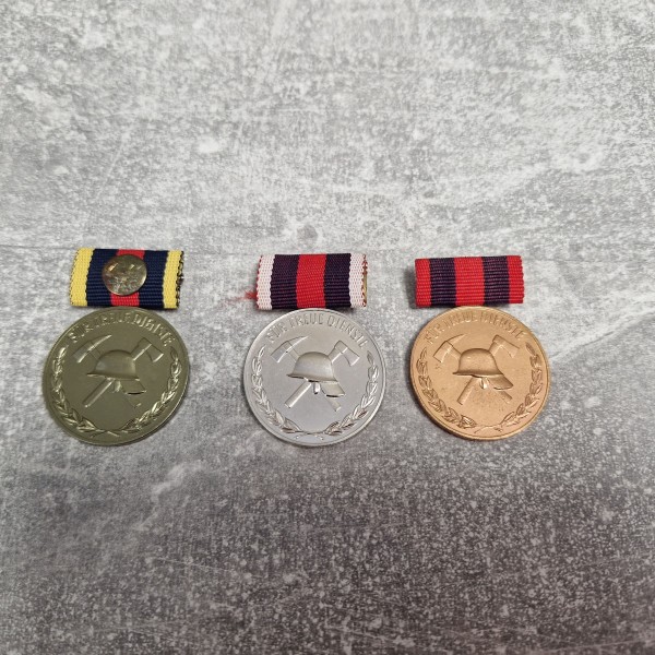 Medaillen für treue Dienste der Freiwilligen Feuerwehr in gold silber und bronze