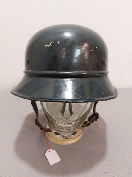 3.Reich Stahlhelm, Luftschutz, Größe ca.56 - überlackiert - Innenfutter und Kinnriemen intakt