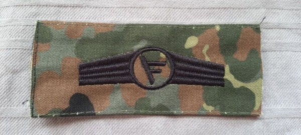 Bundeswehr Tätigkeitsabzeichen Führungsdienstpersonal schwarz auf flecktarn