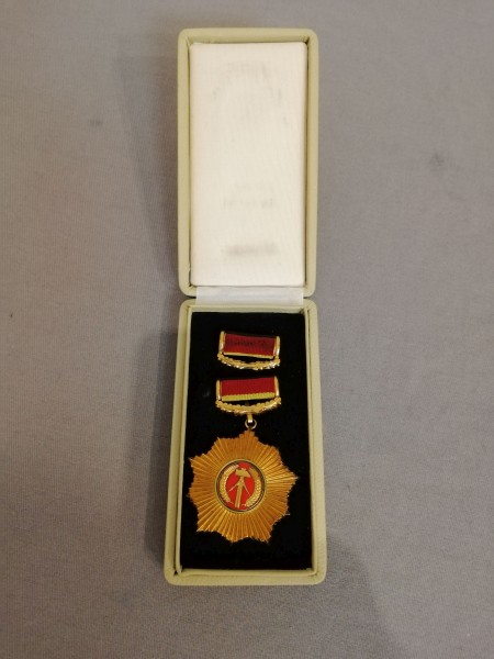 DDR Vaterländischer Verdienstorden Gold (3c) im frühen Etui
