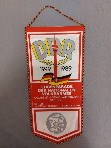 DDR Tischfahne/ Tischwimpel Ehrenparade der nationalen Volksarmee 40.Jahrestag der DDR 07. Oktober 1