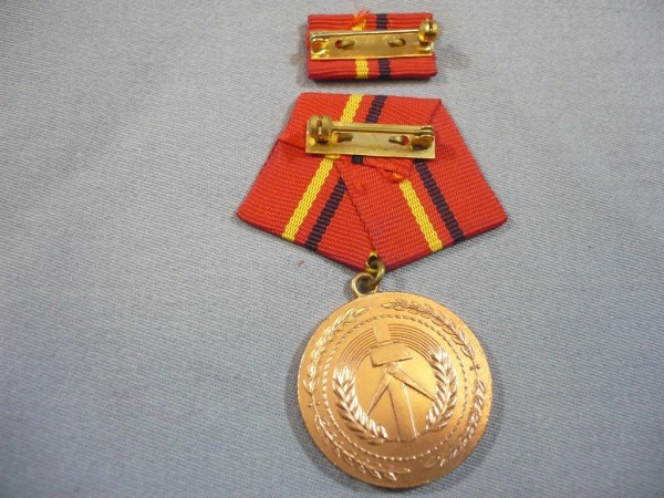 Verdienstmedaille der Kampfgruppen der Arbeiterklasse, in Bronze