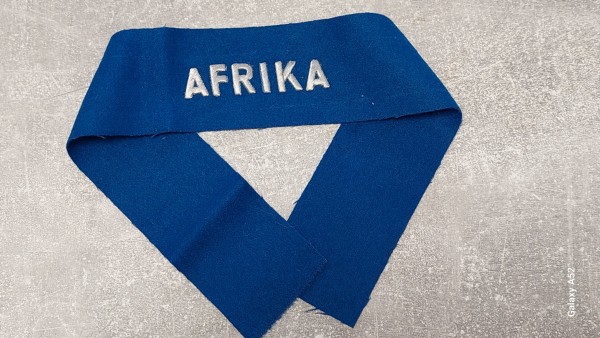 Ärmelband Afrika, handgestickt auf blau, alte deutsche Neuanfertigung