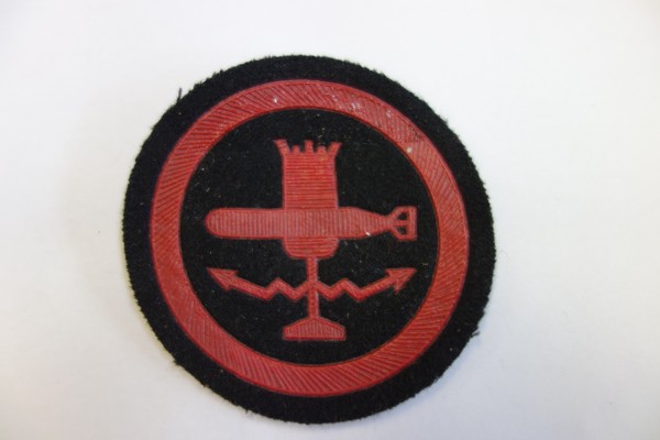 Dienstlaufbahnabzeichen Spezialist für Minen und Torpedomittel mit einem roten Rand