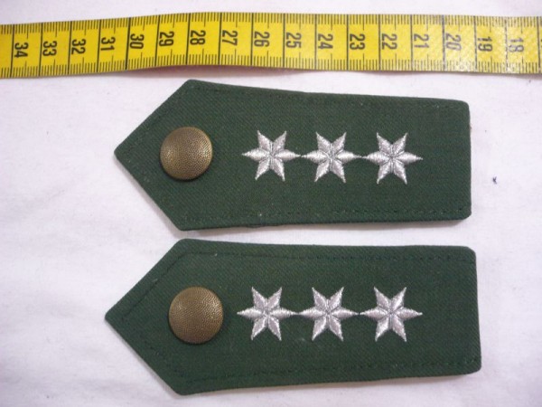 Allgemein: Schulterklappen Polizei grün, 3 Sterne silber für Damen, Druckknopf altgold gekörnt