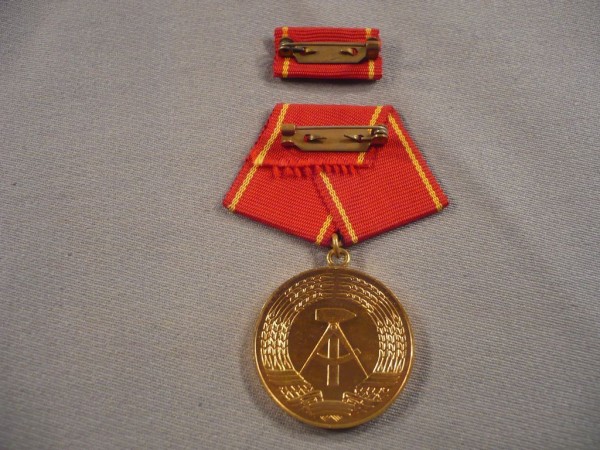 Medaille für Treue Dienste in den Kampfgruppen der Arbeiterklasse in Gold