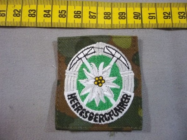 Heeresbergführer Abzeichen bunt auf flecktarn maschinengestickt