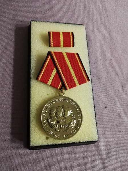 DDR Verdienstmedaille der Nationalen Volksarmee Gold - Bartel 145H