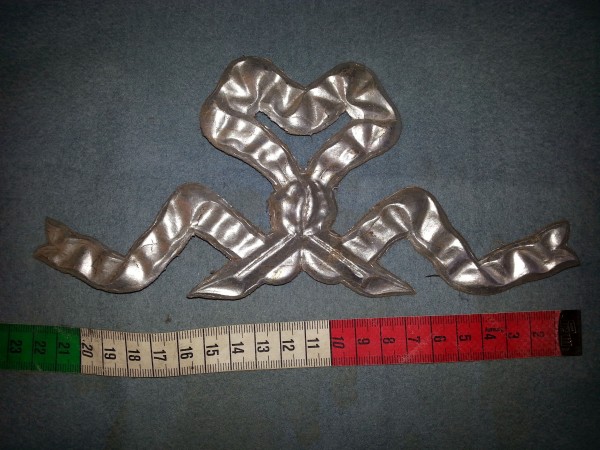 Wanddekoartion, Pappmache, Schleife, silberfarben