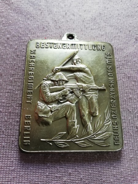 DDR MfS Medaille Dynamo Bestenermittlung Wachregiment Berlin F.Dzieryznski in Silber