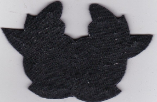 Schirmmützenabzeichen, Doppelschwinge mit Eichenlaubkranz, handgestickt, silber auf graublau