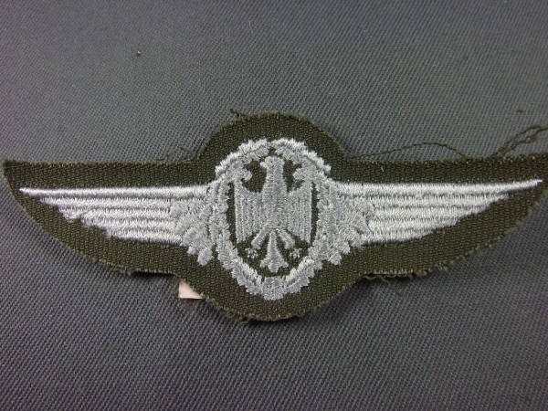 Tätigkeitsabzeichen, Militärluftfahrzeugführer silber auf oliv Flugzeugführer Doppelschwinge