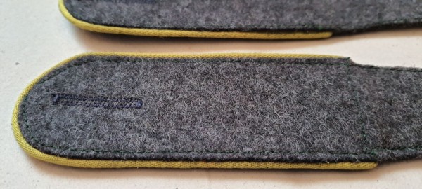 Schulterklappen Mannschaften, blaugrau mit grüner Paspel
