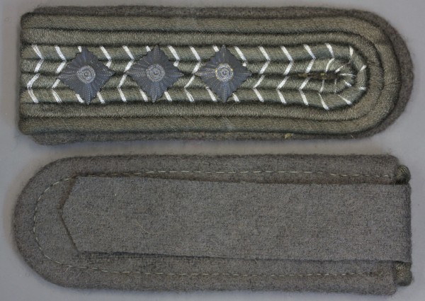 Schulterklappen, Luftverteidigung, Stabsfähnrich, oliv 3 Sterne in matt grau, mit Schlaufen, Neu