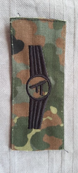 Tätigkeitsabzeichen Führungsdienstpersonal in schwarz maschinengestickt auf flecktarn