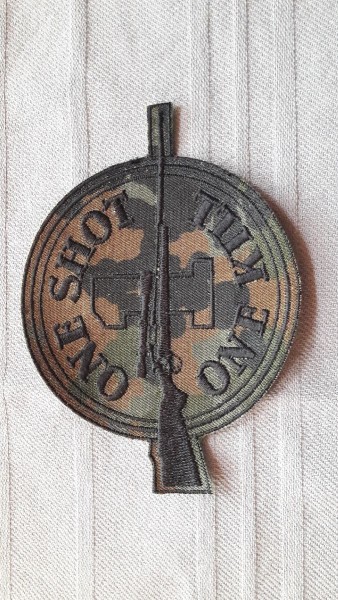 Abzeichen OSOK- One Shot One Kill, schwarz auf flecktarn maschinengestickt