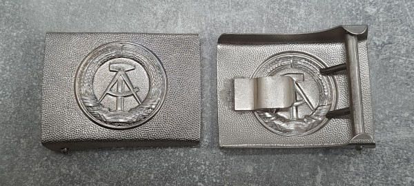 DDR Koppelschloß NVA Volksarmee - letztes Modell in silber Original